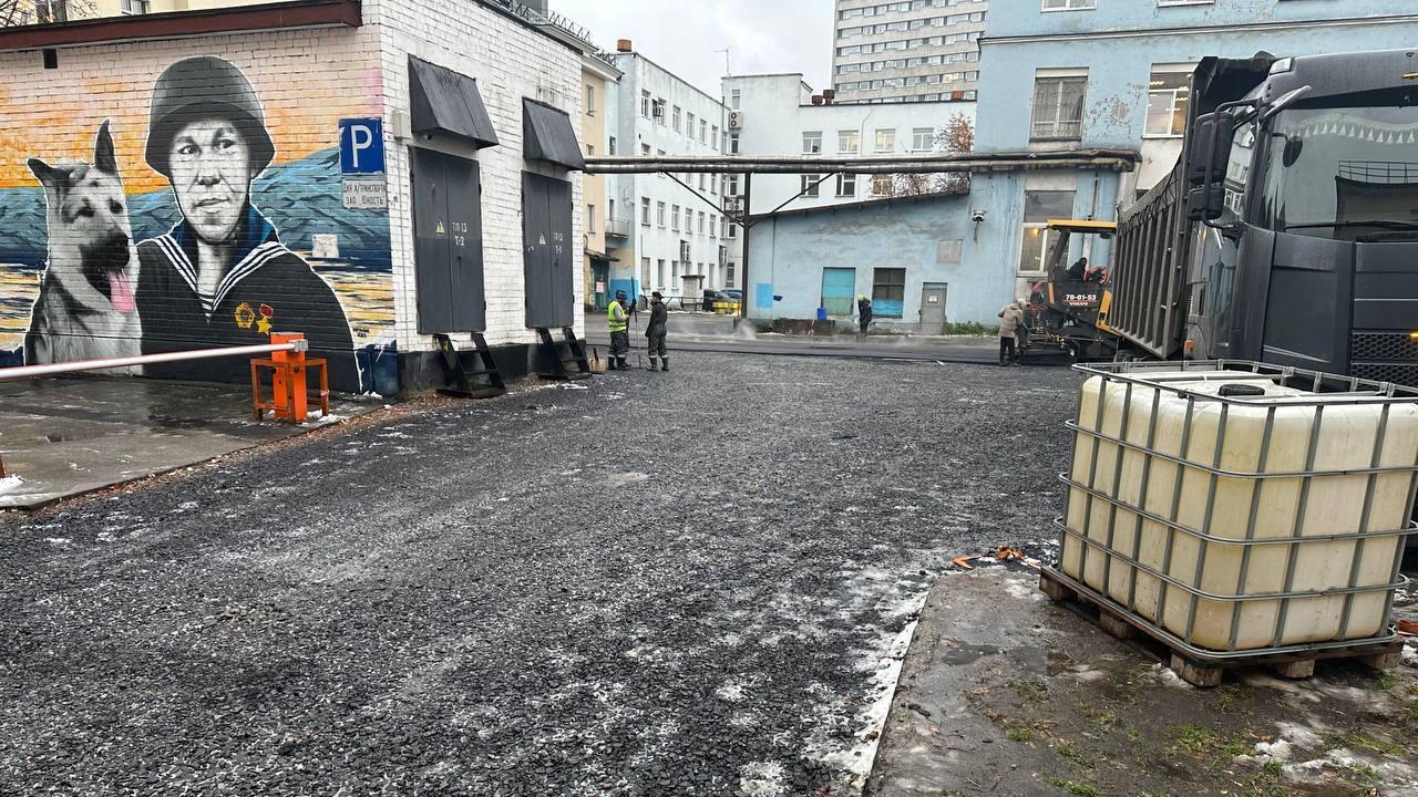 В Мурманске на Ленинградской асфальтируют двор